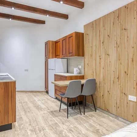 Qormi With Easy Access Across Malta Διαμέρισμα